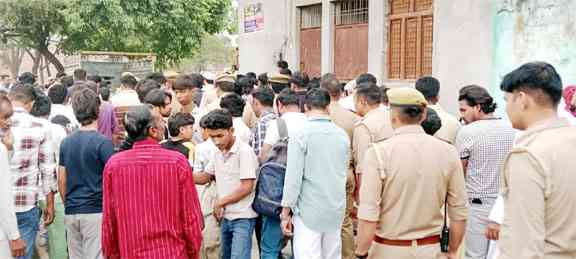 मुज़फ्फरनगर: सरवट में बंद कमरे में मिले एक ही परिवार के 4 शव, इरशाद-नूरीन और दो मासूम बच्चों की मौत से मचा हड़कंप.