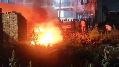 रूड़की: प्लॉट में खड़ी कार में अचानक लगी भीषण आग, पूरी तरह जलकर राख, लपटों से मची अफरा-तफरी