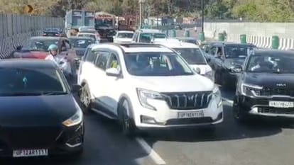 दून-दिल्ली एक्सप्रेसवे: एलिवेटेड रोड पर मां डाट काली मंदिर के पास ट्रक पलटा, जाम में फंसे वाहन, लंबी कतारें – देहरादून-दिल्ली एक्सप्रेसवे के एलिवेटेड रोड पर मां डाट काली मंदिर के पास ट्रक पलटा, ट्रैफिक जाम हुआ