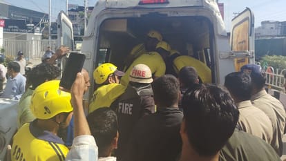 देहरादून: आईएसबीटी के पास कार और ट्रक की टक्कर, एसडीआरएफ की टीम ने फंसे हुए युवक को सुरक्षित निकाला, अस्पताल भेजा – आईएसबीटी के पास कार और ट्रक की टक्कर, एसडीआरएफ ने फंसे हुए व्यक्ति को बचाया देहरादून समाचार