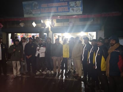 उत्तराखंड: तुंगनाथ-चंद्रशिला ट्रेक पर खराब मौसम के बीच 30 ट्रैकर्स फंसे, पुलिस टीम ने बचाया – उत्तराखंड: तुंगनाथ-चंद्रशिला ट्रेक पर खराब मौसम के बीच 30 ट्रैकर्स फंसे, पुलिस टीम ने बचाया
