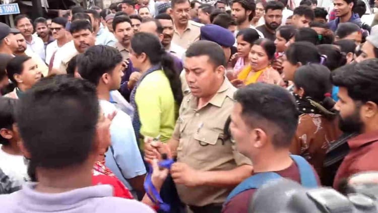 देहरादून समाचार: गैस सिलेंडर न मिलने पर हंगामा, गुस्साए लोगों ने शिमला बाईपास को एक घंटे तक जाम रखा