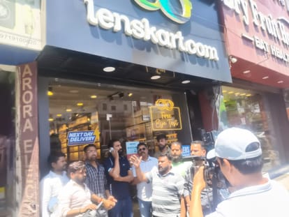 देहरादून: लेंसकार्ट शोरूम में प्रदर्शनकारियों ने किया प्रदर्शन, तिलक लगाया, झंडा फहराने की योजना की घोषणा की