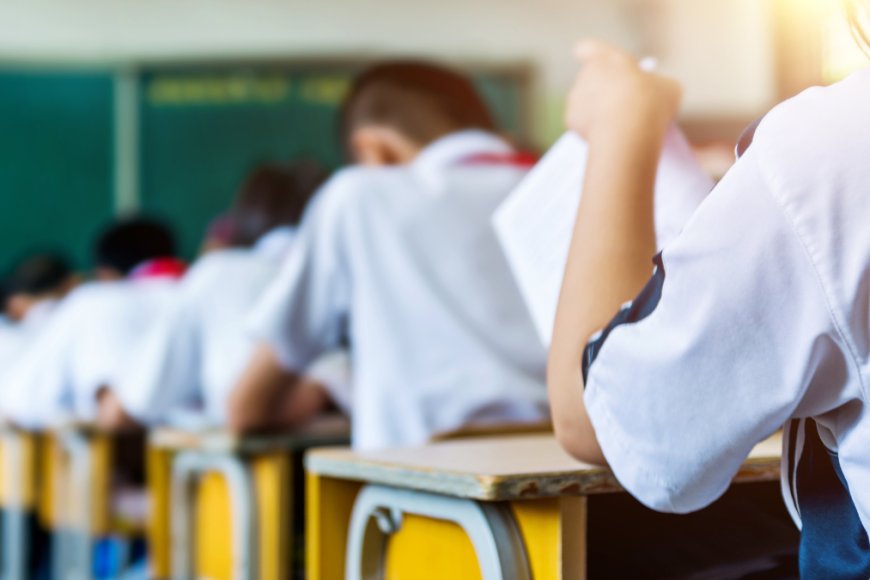 शादी टूट जाएगी सर… फिजिक्स की कॉपी में छात्रों की ये फरमाइश पढ़कर टीचर भी हैरान रह गए।