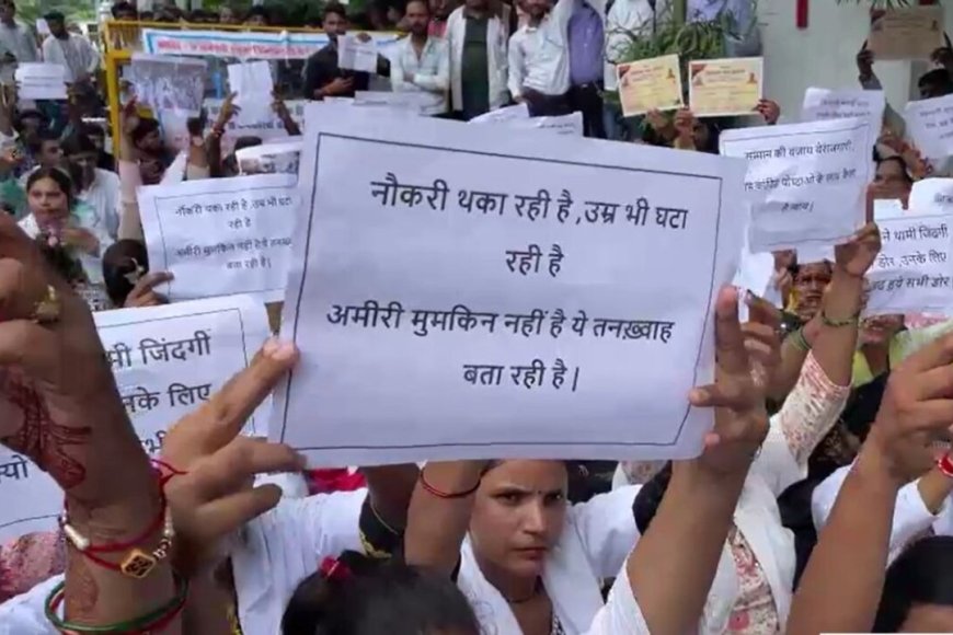 वेतन और शोषण के आरोप को लेकर सीएम हेल्पलाइन के कर्मचारियों का लखनऊ में सैकड़ों कर्मचारी सड़कों पर उतरे।