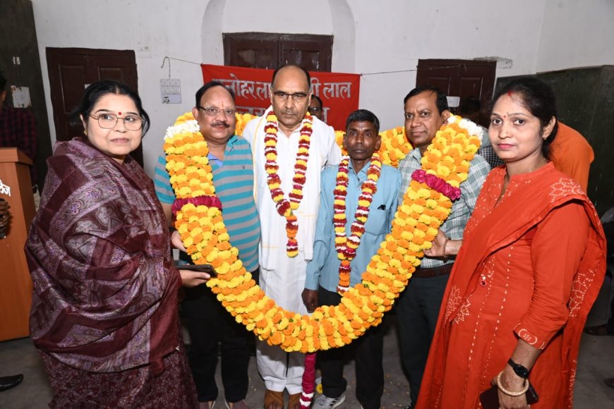 एमएलएमएल इंटर कॉलेज, अयोध्या में भव्य विदाई समारोह, 35 वर्षों तक सेवा देने वाले शिक्षक का सम्मान