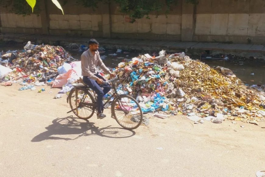 गंदगी का ढेर बना स्मार्ट सिटी नोएडा… न चलीं 157 कूड़ा गाड़ियां, न उठा लाखों घरों का कूड़ा.