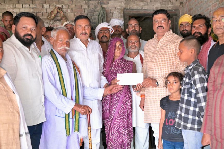 अयोध्या में मृतक राजू यादव के परिवार को अखिलेश यादव की मदद, पत्नी को सौंपा 1 लाख रुपये का चेक
