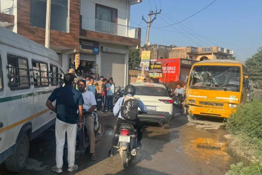 ग्रेटर नोएडा में स्कूल बसों की आमने-सामने टक्कर, मची चीख-पुकार, कई बच्चे घायल