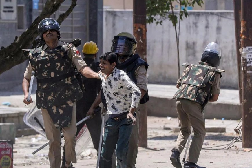 नोएडा में मजदूरों का हिंसक प्रदर्शन, पथराव से हालात बिगड़े, बसें और गाड़ियां तोड़ी गईं, इलाके में तनाव, भारी पुलिस बल तैनात