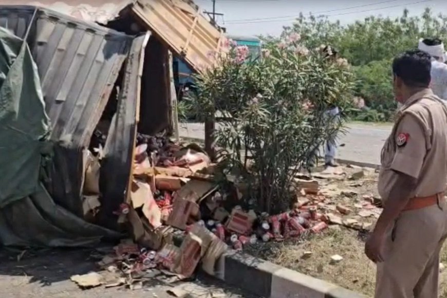 झाँसी हाईवे पर भीषण टक्कर, बीयर कंटेनर और मिर्च ट्रक की टक्कर से मची अफरा-तफरी