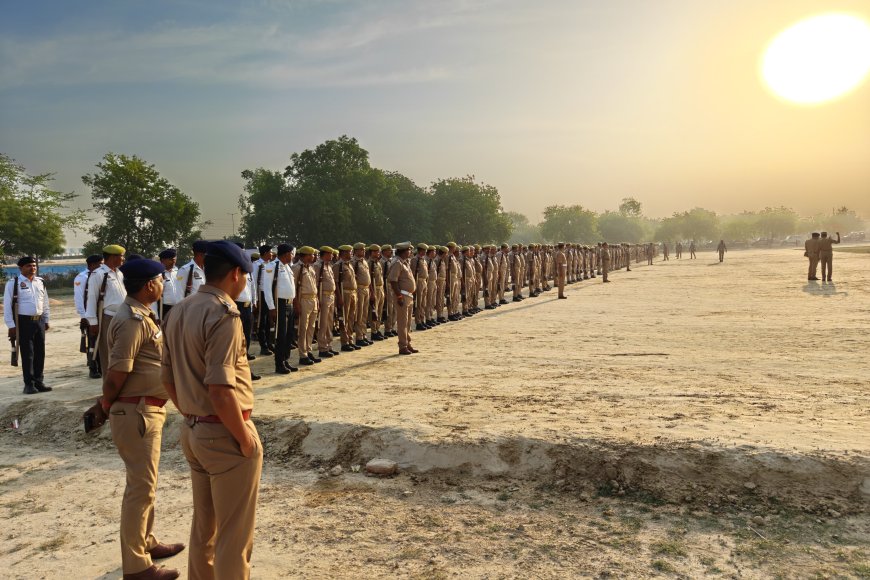 कौशांबी में एसपी सत्यनारायण प्रजापत ने शुक्रवार परेड की सलामी ली और व्यवस्थाओं का निरीक्षण किया