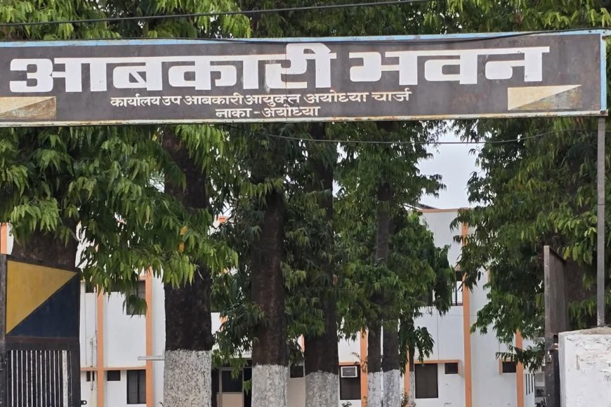 फैजाबाद डिस्टिलरी की जमीन पर बने मकानों पर संकट, निस्तारण टीम ने लिया कब्जा