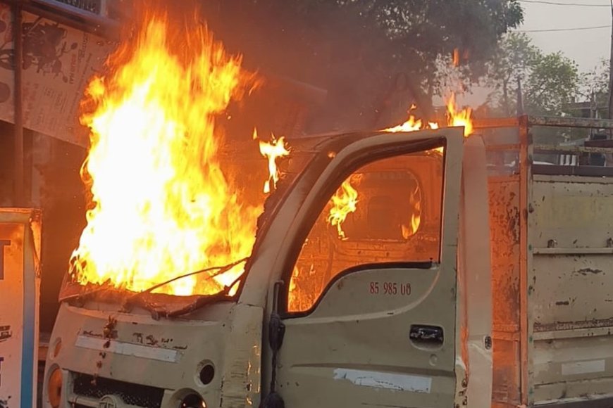 प्रतापगढ़ में भीषण गर्मी के बीच मैजिक में लगी आग, पेट्रोल पंप के पास टला बड़ा हादसा