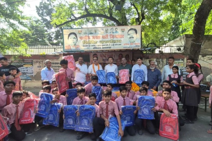 लखनऊ में पार्षद नागेंद्र सिंह चौहान ने नारी शक्ति का सम्मान किया और हजारों लड़कियों को स्कूल बैग बांटे.