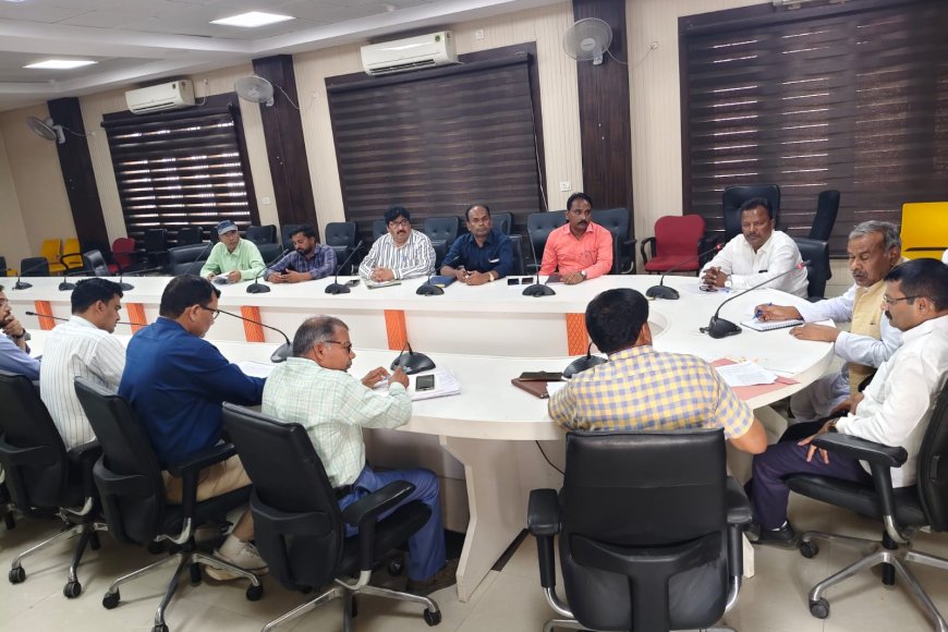 कौशांबी में बड़ी समीक्षा बैठक: हर पात्र व्यक्ति तक पहुंचे योजनाओं का लाभ, अधिकारियों को सख्त निर्देश