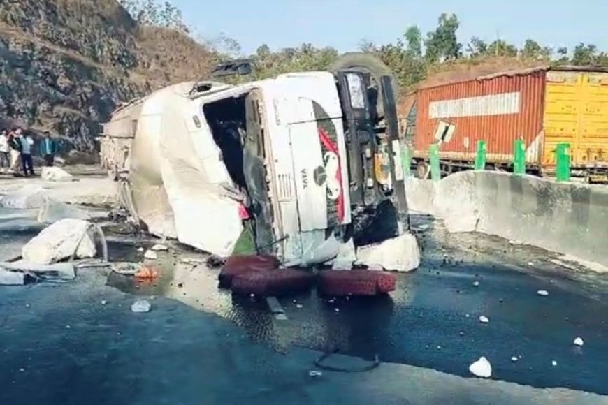 प्रतापगढ़ में इथेनॉल से भरा टैंकर पलटा, जान जोखिम में डालकर लूटपाट करने लगे ग्रामीण, बाल्टियों में केमिकल भरते दिखे