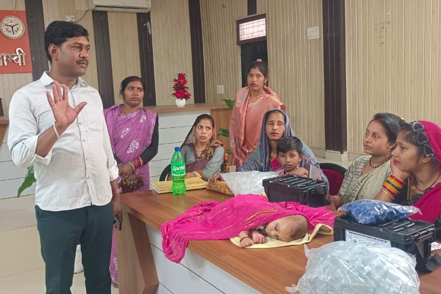 कौशांबी में जल सखी का विरोध प्रदर्शन: 5 साल तक काम किया, लेकिन मानदेय के नाम पर एक रुपया भी नहीं मिला