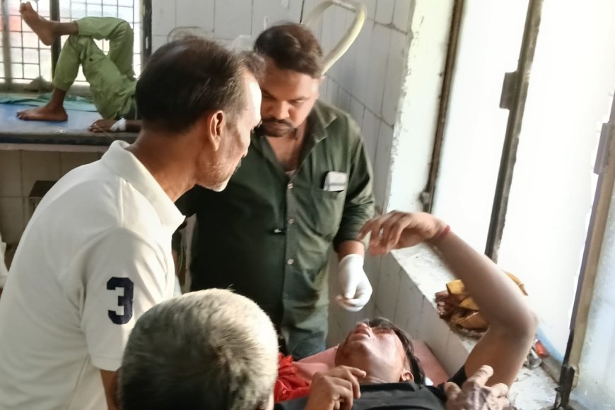 अमेठी में सड़क हादसा, गाय से टकराकर युवक घायल, पत्रकार ने दिखाई मानवता