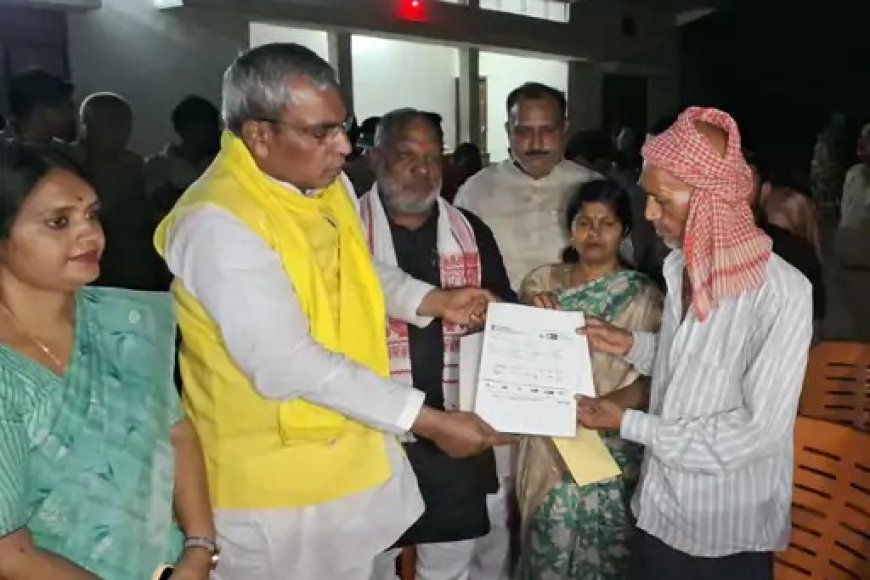 गाजीपुर में युवती की मौत के बाद सियासत तेज, मंत्री ओपी राजभर ने परिवार से की मुलाकात.