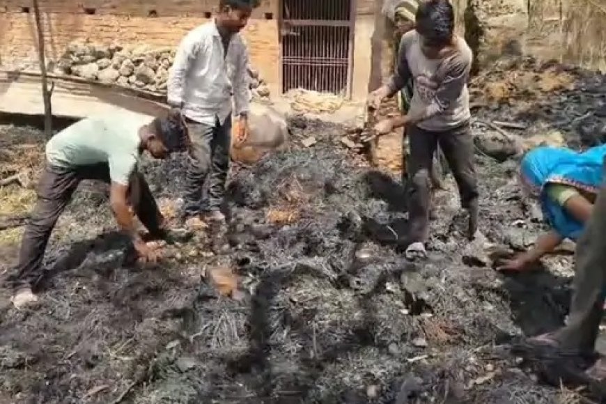 अमेठी की दलित बस्ती में भीषण आग से तबाही… एक दर्जन घर जलकर राख, खुले आसमान के नीचे रात गुजारने को मजबूर परिवार।