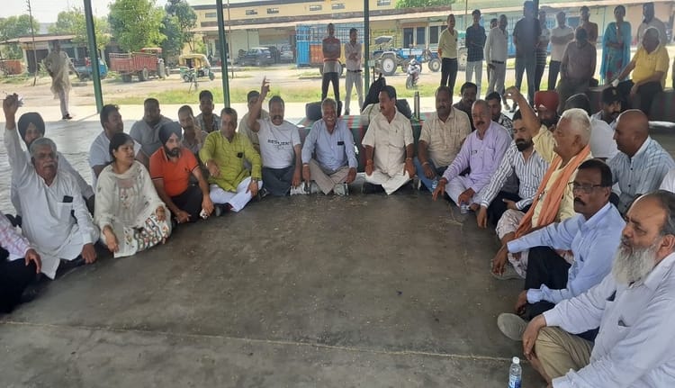 रुद्रपुर: बेहड़ ने खोया आपा, बोले- किसानों को दिक्कत हुई तो अधिकारियों से जूतों से पिटवाऊंगा