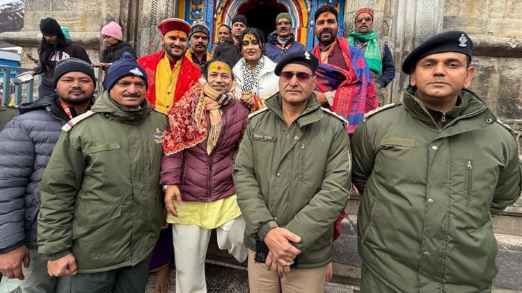 रुद्रप्रयाग: कैलाश खेर पहुंचे केदारनाथ धाम, विधि-विधान से पूजा-अर्चना कर लिया बाबा केदार का आशीर्वाद