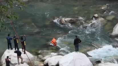 चमोली: टापू पर फंसे कर्नाटक के युवक ने तैय्या पुल के पास नदी में लगाई छलांग, एसडीआरएफ ने बचाया