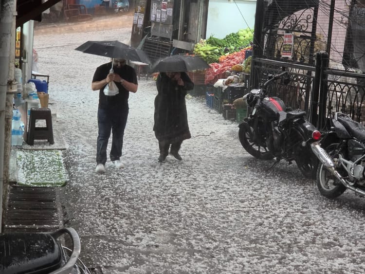 उत्तराखंड मौसम: पहाड़ों से मैदानों तक बदला मौसम, देहरादून-मसूरी में बारिश और ओलावृष्टि, गर्मी से राहत