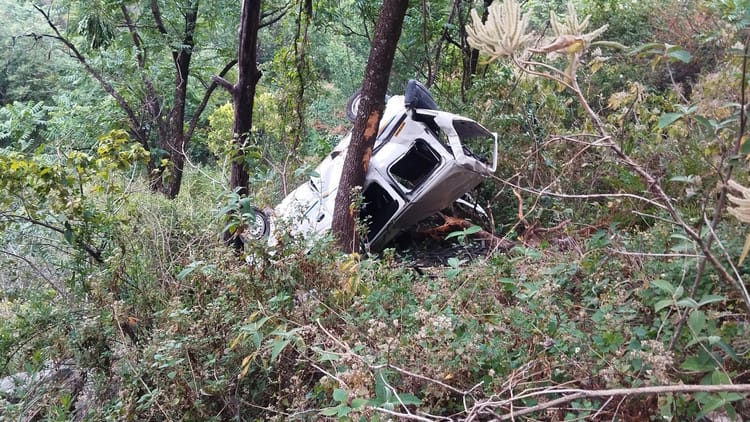 रुद्रप्रयाग: भीरी-काकोला मोटर मार्ग पर दर्दनाक सड़क हादसा, 250 मीटर गहरी खाई में गिरी कार; तीन की मौत – रुद्रप्रयाग में सड़क दुर्घटना, 250 मीटर गहरी खाई में गिरी कार, तीन की मौत – उत्तराखंड समाचार