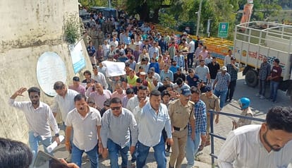 भीमताल: समुदाय विशेष के युवक ने नाम बदलकर किया लड़कियों का शोषण, भाजपाइयों ने बाजार बंद कर थाने का किया घेराव – भीमताल में समुदाय विशेष के युवक ने नाम बदलकर किया लड़कियों का शोषण