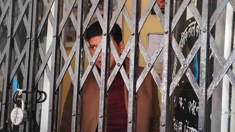 टिहरी गढ़वाल: एडीबी के कार्यों में लापरवाही से नाराज व्यापारियों ने अधिकारियों को कमरे में बंधक बनाया