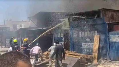 कोटद्वार: गढ़ीघाट में रेलवे गुड्स शेड के पास लकड़ी की चार दुकानों में लगी भीषण आग, मची चीख-पुकार