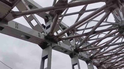 उत्तरकाशी: चिन्यालीसौड़ नगर परिषद अध्यक्ष पुल पर चढ़े, उनके खिलाफ जांच के आदेश के बाद कार्रवाई की गई – उत्तरकाशी नगर परिषद अध्यक्ष मनोज कोहली पुल पर चढ़े, भ्रष्टाचार की जांच की मांग की