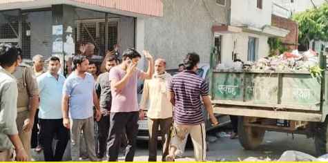‘नेता से निपटना हुआ मुश्किल’: मुजफ्फरनगर के खतौली में सफाई कर्मचारियों ने ‘सम्मान’ में घर के बाहर डाला कूड़ा