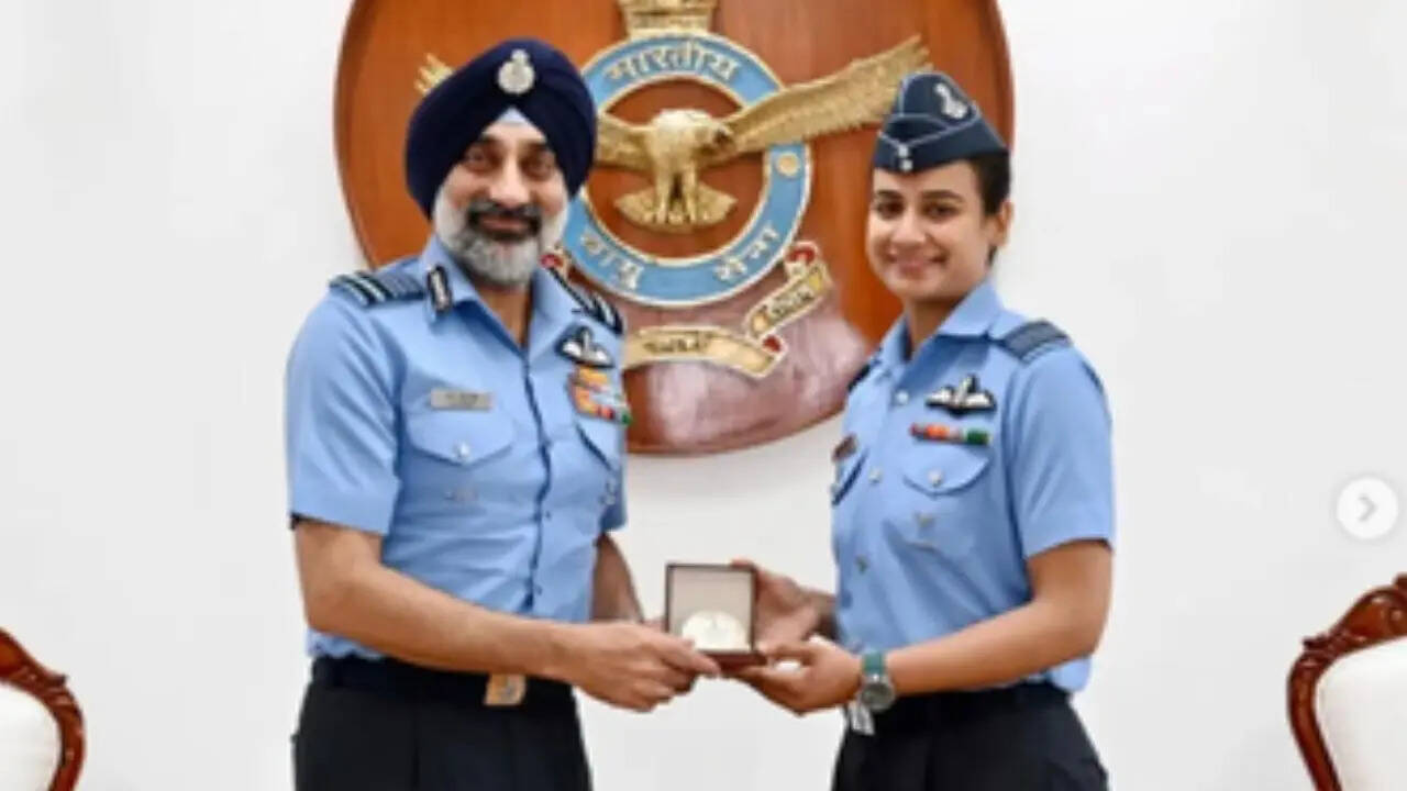 Squadron Leader Sanya becomes the first woman officer to earn the coveted CAT-A QFI