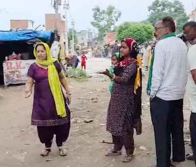 मुज़फ्फरनगर: सड़क किनारे मिला 52 वर्षीय व्यक्ति का शव, परिजनों ने पोस्टमार्टम से किया इनकार – पुलिस ने बिना कार्रवाई किए शव सौंपा.