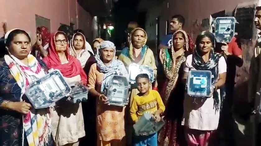 मुज़फ्फरनगर समाचार: स्मार्ट मीटर को लेकर ग्रामीणों में गुस्सा, मंसूरपुर में लोगों ने उखाड़े मीटर, आंदोलन की चेतावनी