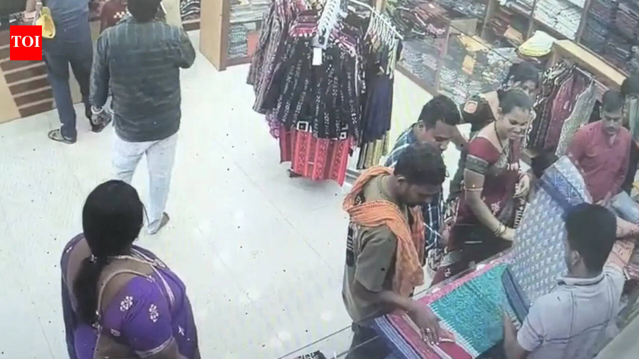 Tagana thieves sent back the stolen sarees to Boyanika. bhubaneswar news