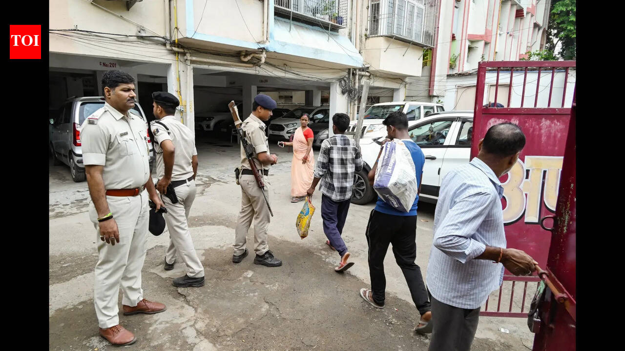 EOU raids Supaul Sub-Registrar’s premises, disproportionate assets found. patna news