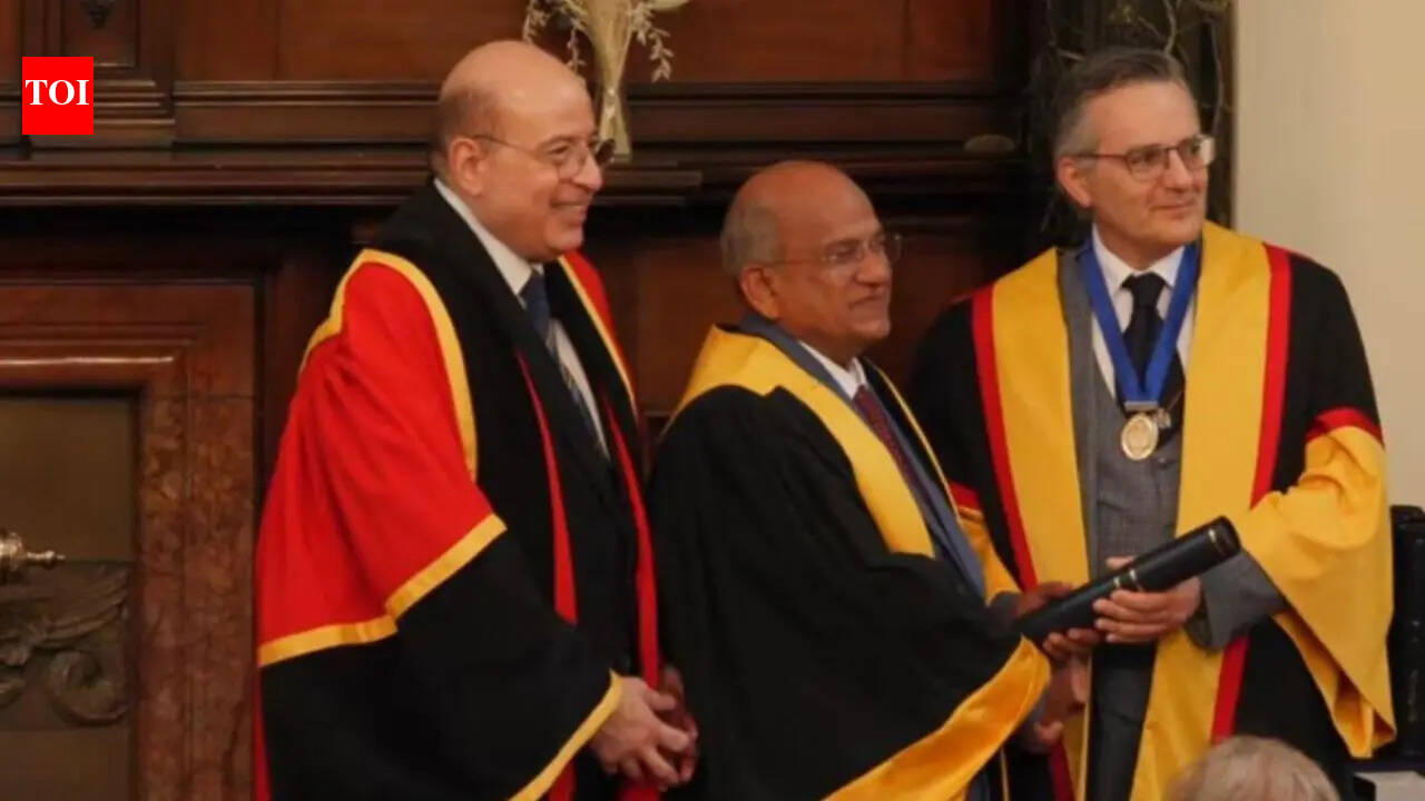 Meerut’s senior ophthalmologist Professor Dr. Sandeep Mittal honored with ‘Fellow of Royal Surgeon’. meerut news