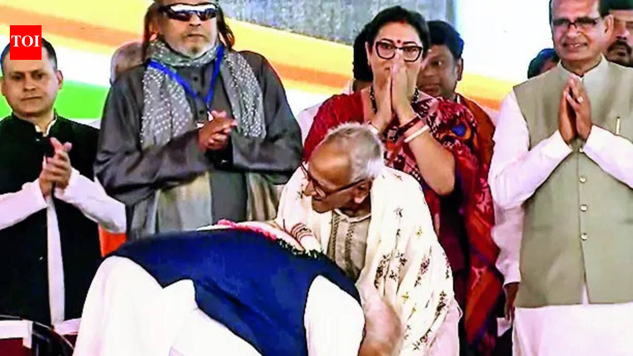 PM Modi salutes the 97 year old veteran leader of Jan Sangh, he stole the show. india news