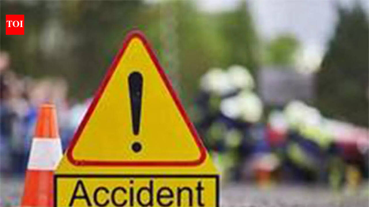 10 children injured when school van overturns due to tire burst in West Champaran