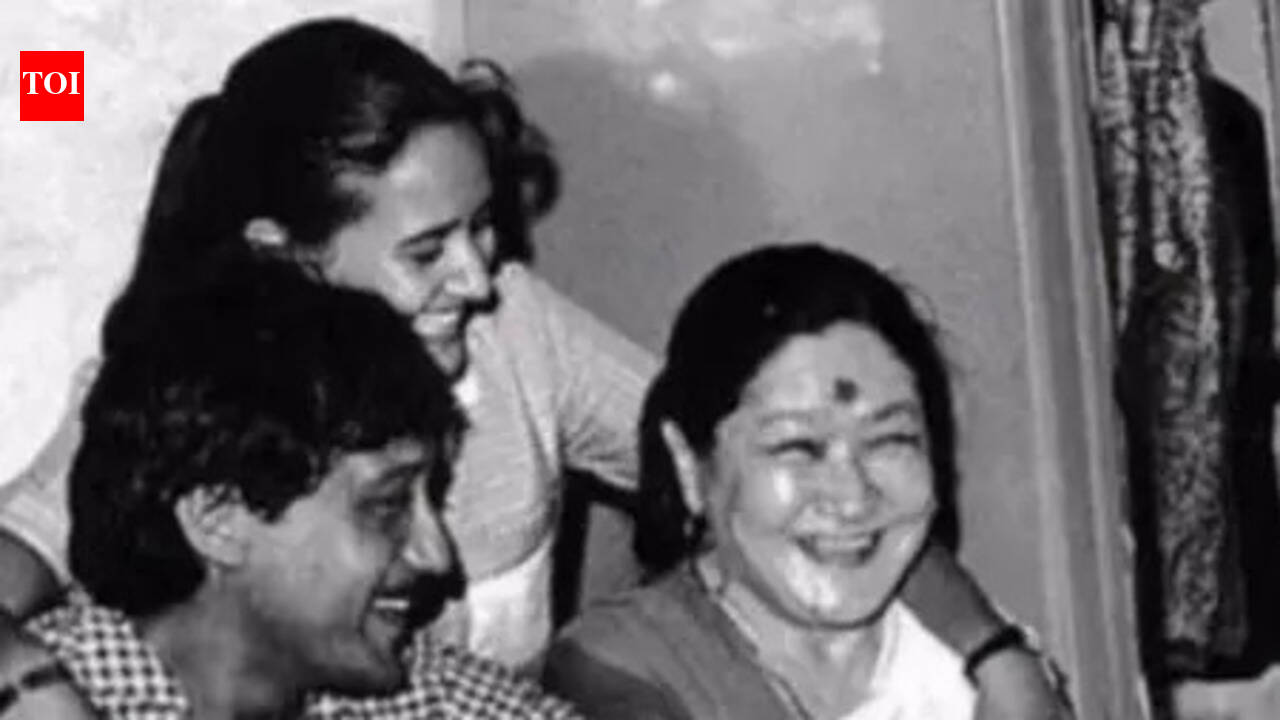 Jackie Shroff remembers his mother, shares unseen childhood memories