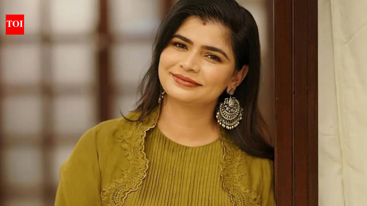 Chinmayi Sripada reveals how dubbing for Trisha in Surya’s ‘Karuppu’ brought back Vijay’s ‘Leo’ memories