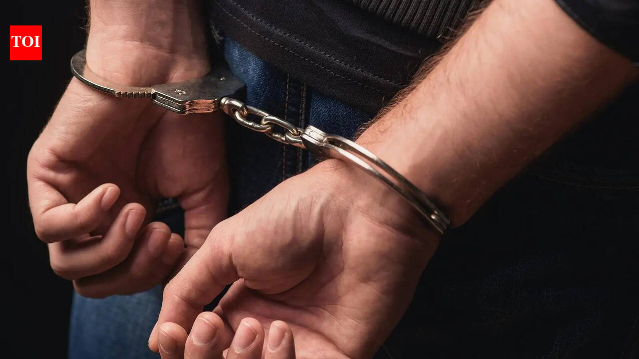 Two arrested for robbery in Chakan