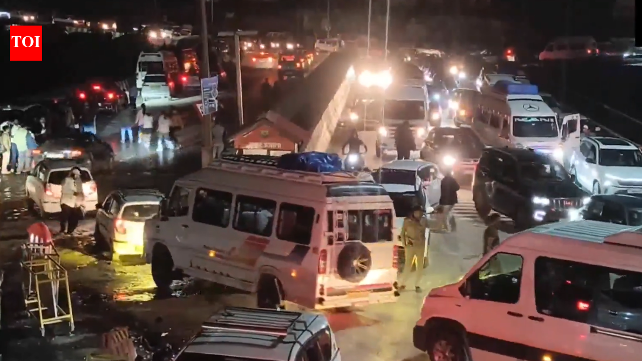 In the midst of summer, influx of tourists causes severe traffic jam in Manali, vehicles crawl for hours. shimla news