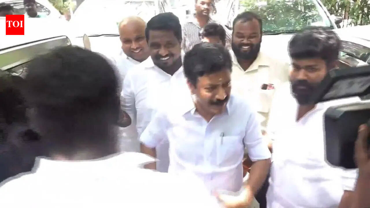 Palaniswami: Days after supporting Vijay in floor test, rebel AIADMK MLAs reach a compromise with Palaniswami. india news