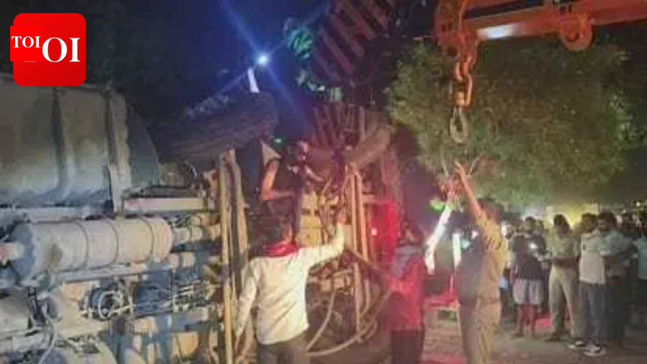 3 bikers killed, 1 seriously injured as truck laden with onions overturns in Amethi. Lucknow news