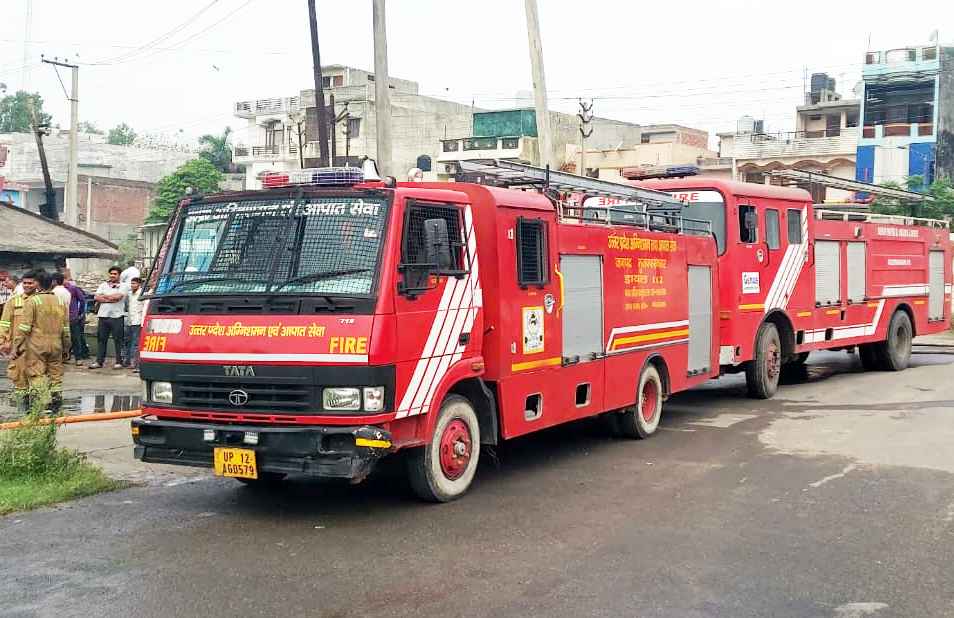 मुजफ्फरनगर की एशिया प्रसिद्ध गुड़ मंडी में भीषण आग: 7 घंटे तक जलता रहा बारदाना गोदाम, लाखों के नुकसान की आशंका